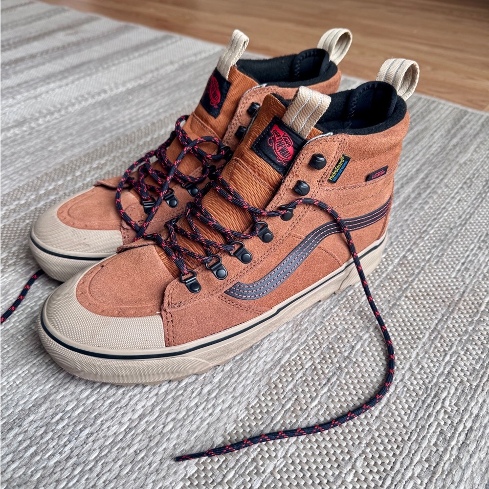 NWOT Vans SK8-Hi Waterproof Boots Size 10